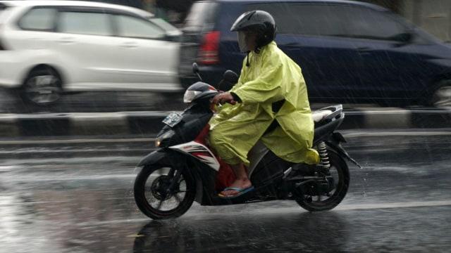 Ini Alasan Tidak Boleh Naik Motor Pakai Sandal